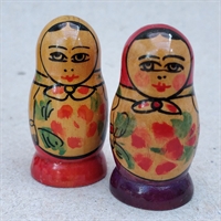 mini-træ-gamle-babushka-dukker-bemalede-rød-og-lilla-fod-fra-Rusland